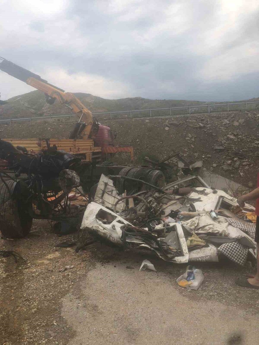 Kamyon Bariyerlere Çarpıp Devrildi: 1 Yaralı