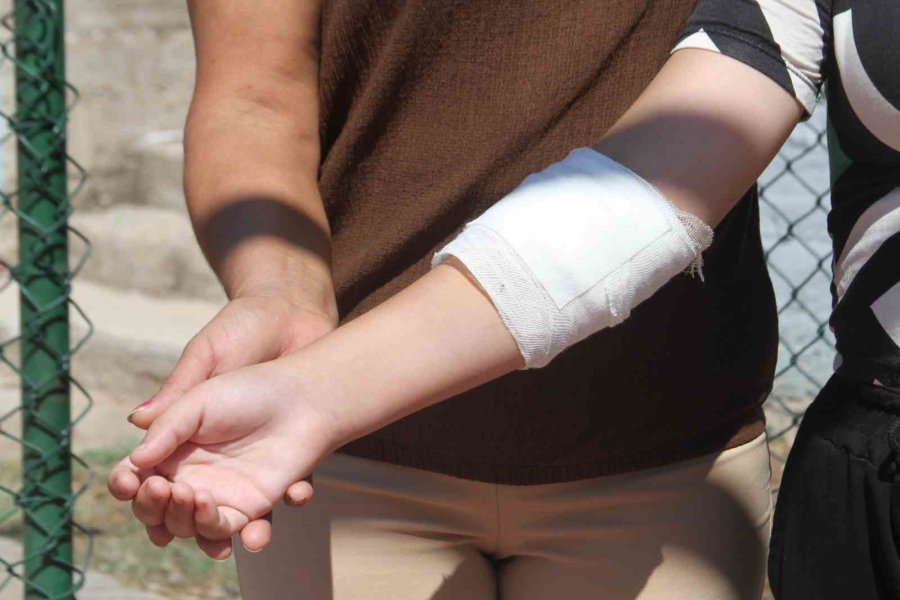 Basketbol Oynarken Kolu Tele Takılan Küçük Kız Kanlar İçinde Kaldı