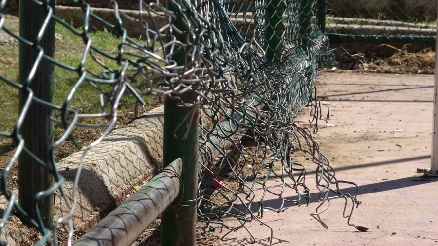 Basketbol Oynarken Kolu Tele Takılan Küçük Kız Kanlar İçinde Kaldı