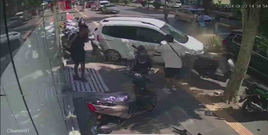 Kontrolden Çıkan Araç Kaldırıma Daldı, Ölümden Saniyelerle Kurtuldular