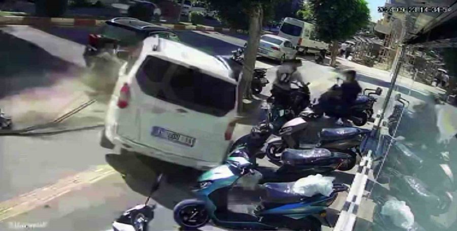 Kontrolden Çıkan Araç Kaldırıma Daldı, Ölümden Saniyelerle Kurtuldular