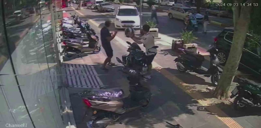 Kontrolden Çıkan Araç Kaldırıma Daldı, Ölümden Saniyelerle Kurtuldular