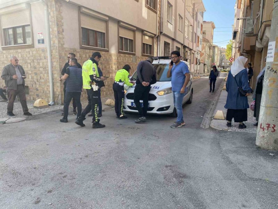 Hafif Ticari Aracın Yandan Çarptığı Taksi Savrularak Binanın Duvarına Çarptı