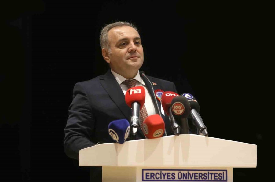 Turkovac’ı Geliştiren Profesöre ’eğitimin Ahisi’ Kaftanı Giydirildi