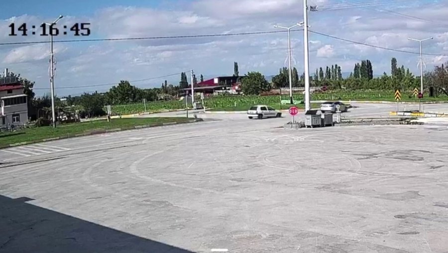 Konya’da Kavşaktaki Kaza Anı Kamerada