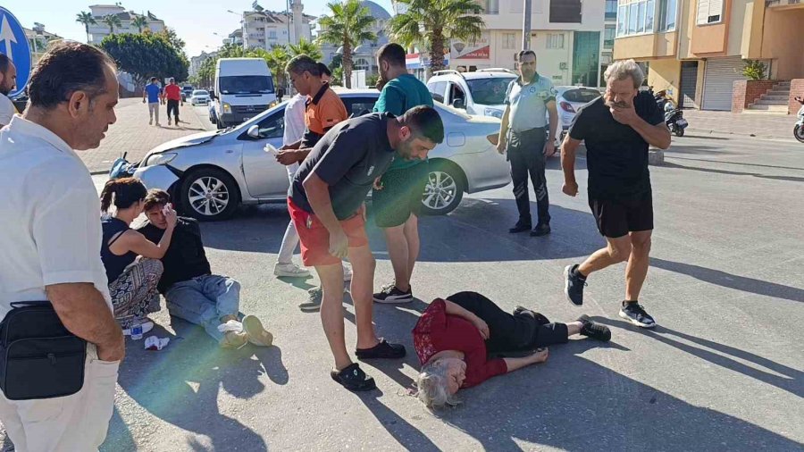 Otomobile Çarpan Motosikletteki Anne İle Oğlu Metrelerce Havaya Fırlayıp Savruldu