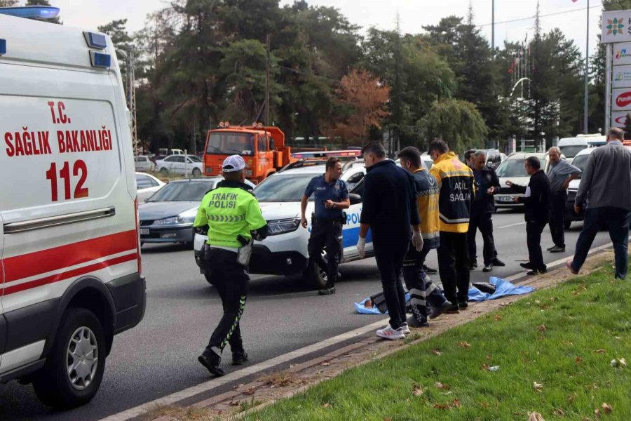 Hafif Ticari Aracın Çarptığı Yaya Hayatını Kaybetti