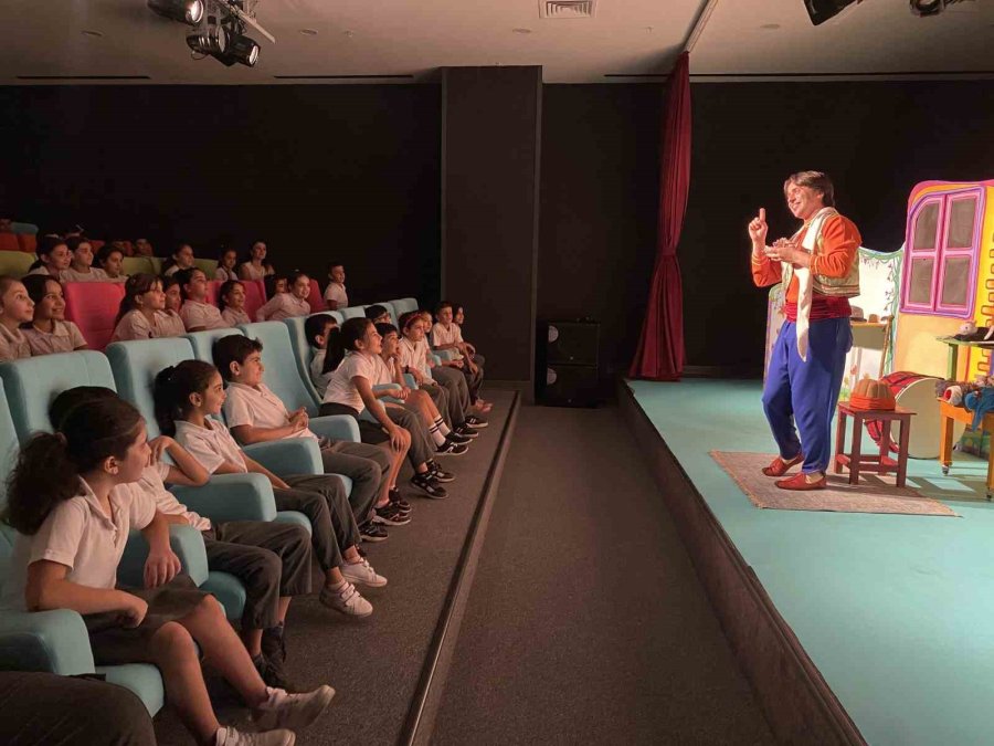 Belediyenin Hizmet Binasında Tiyatro Sahnesi Açıldı