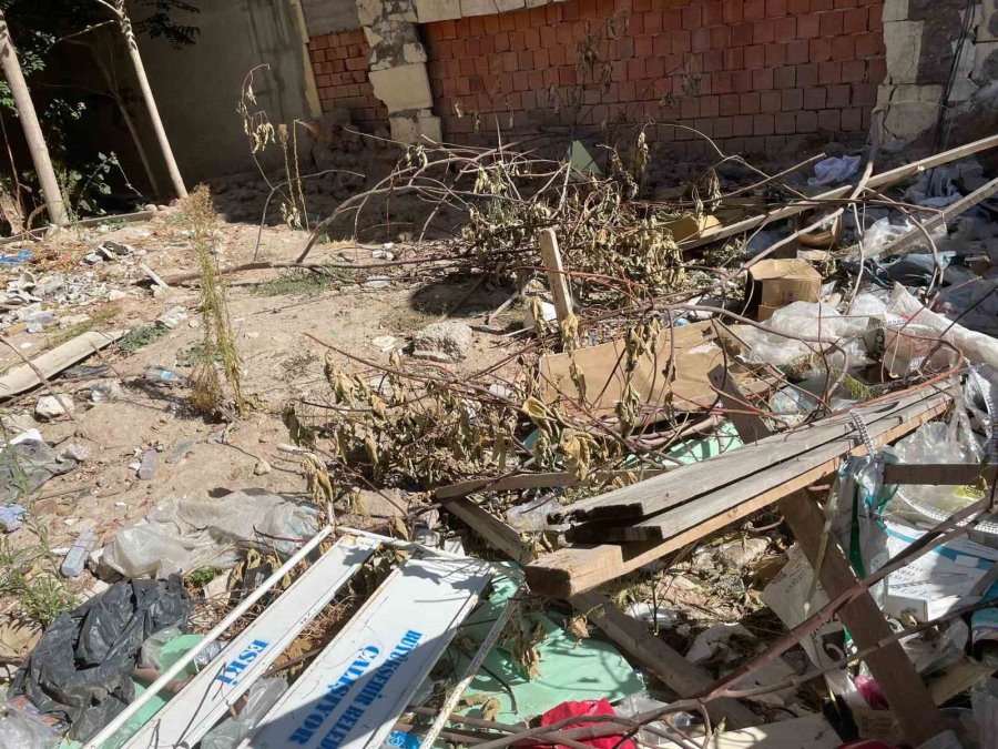 Eskişehir’de Boş Araziye Atılan Çöplere Tepki