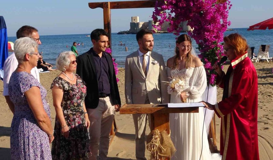 Hollandalı Gelin ’kızkalesi’ Sahilindeki Nikah Töreniyle Evlendi