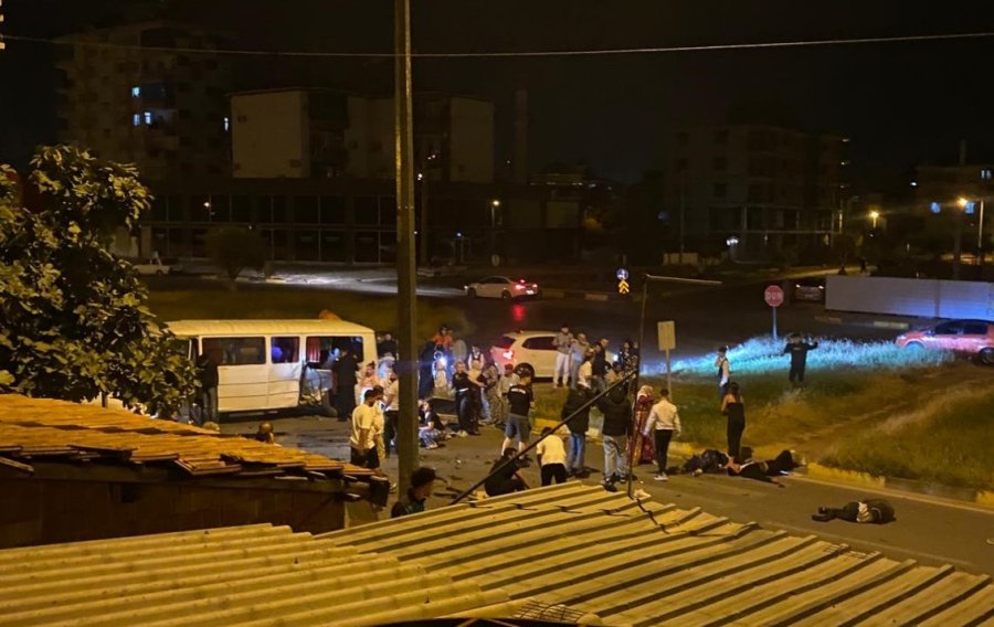 Düğün Dönüşü Feci Kaza: 22 Yaralı
