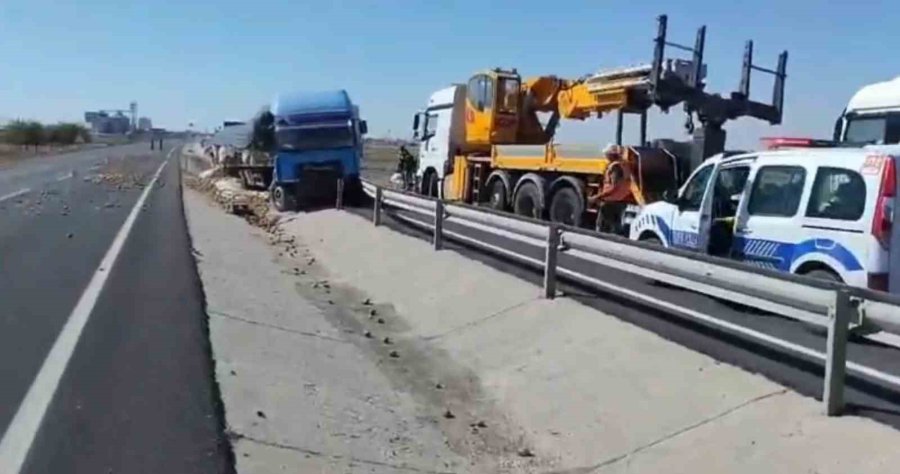 Tır Refüje Düştü, Patatesler Yola Saçıldı: 1 Yaralı