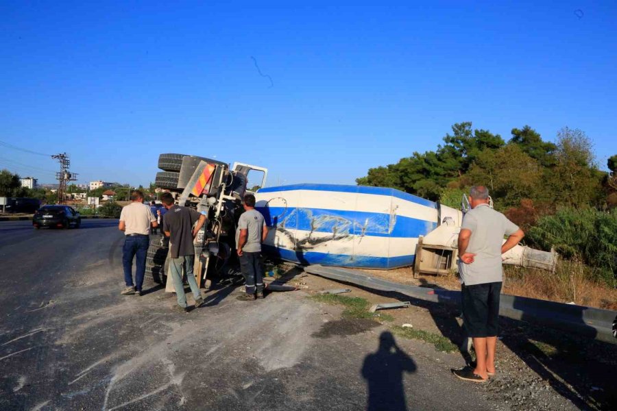 Virajı Alamayan Çimento Yüklü Beton Mikseri Yan Yattı: 1 Yaralı