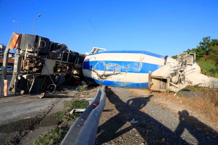 Virajı Alamayan Çimento Yüklü Beton Mikseri Yan Yattı: 1 Yaralı