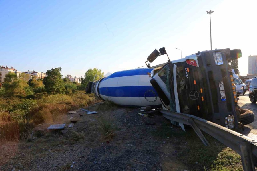 Virajı Alamayan Çimento Yüklü Beton Mikseri Yan Yattı: 1 Yaralı