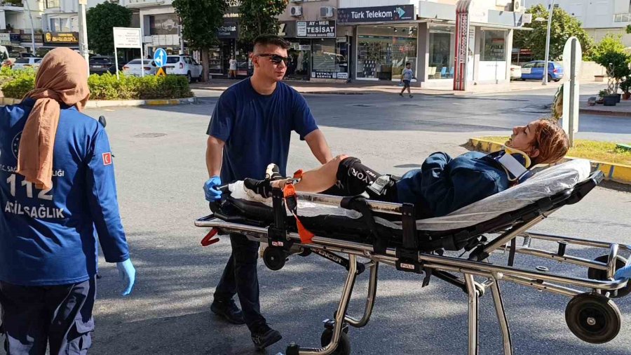 Antalya’da ’u’ Dönüşü Yapan Otomobille Çarpışan Motosikletli Yaralandı