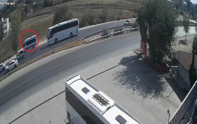 Trafik Işıklarında Bekleyen Araçları Son Anda Fark Etti, Şarampole Yuvarlanmaktan Kıl Payı Kurtuldu