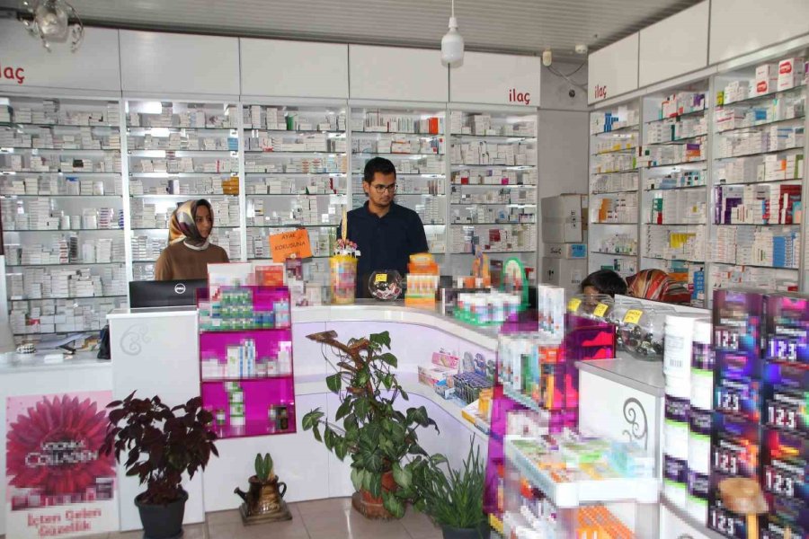 Eczaneye Girip Para Ve Kontrole Tabi İlaçlar Çalan Hırsız Kamerada