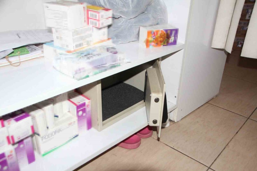 Eczaneye Girip Para Ve Kontrole Tabi İlaçlar Çalan Hırsız Kamerada