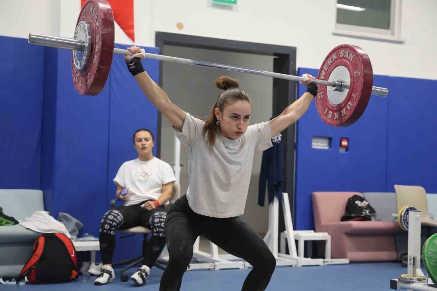 Çocuk Evlerinde Büyüyen Kardeşler, Halterde Altın Madalya Getiriyor