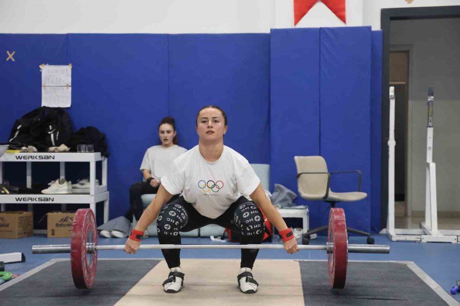Çocuk Evlerinde Büyüyen Kardeşler, Halterde Altın Madalya Getiriyor
