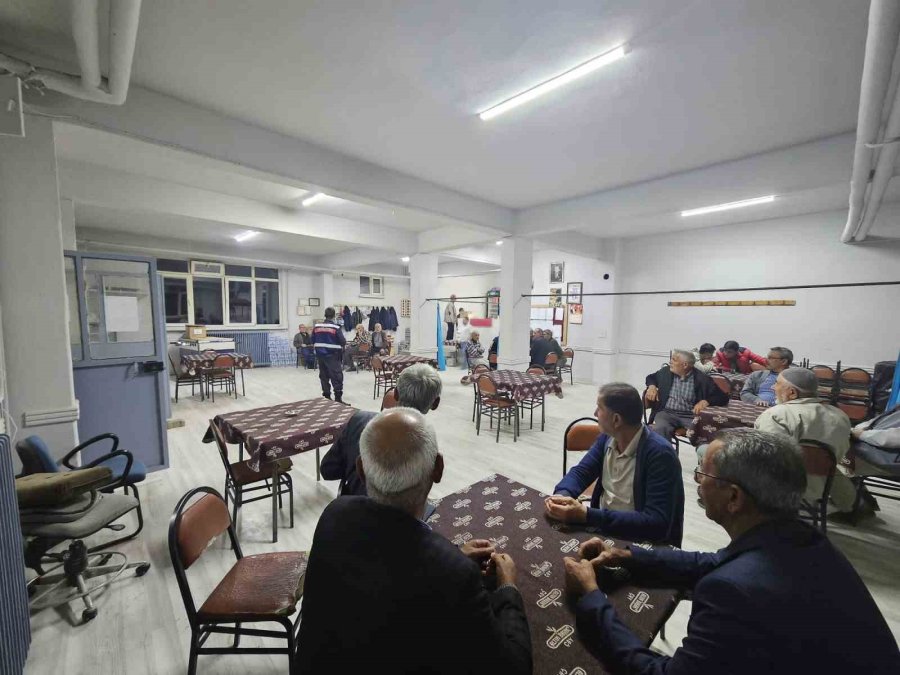 Jandarma Ekipleri Vatandaşları Çeşitli Konularda Bilgilendirdi