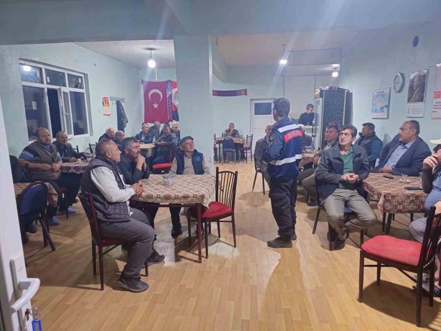 Jandarma Ekipleri Vatandaşları Çeşitli Konularda Bilgilendirdi