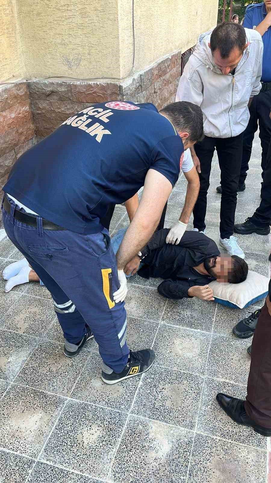 Hakkında 5 Yakalama Emri Bulunan Şüpheli Polisi Görünce 2. Kattan Atladı