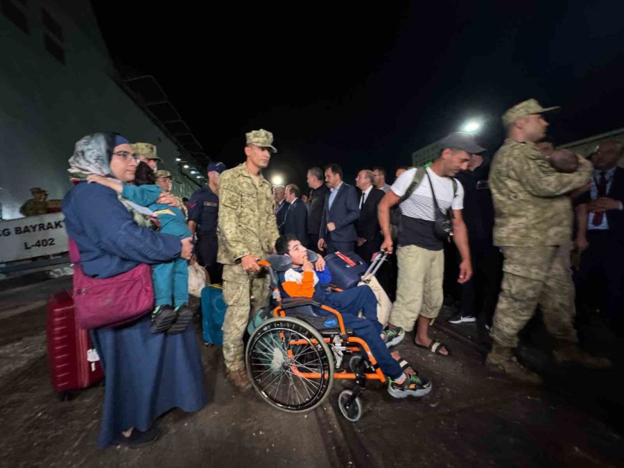 Lübnan’dan Tahliye Operasyonu: Deniz Kuvvetlerine Ait İlk Gemi Mersin’e Ulaştı