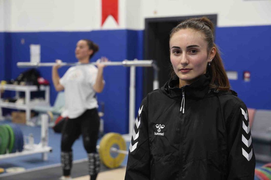 Çocuk Evlerinde Büyüyen Kardeşler, Halterde Altın Madalya Getiriyor