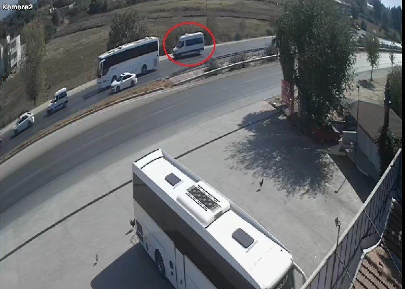 Trafik Işıklarında Bekleyen Araçları Son Anda Fark Etti, Şarampole Yuvarlanmaktan Kıl Payı Kurtuldu