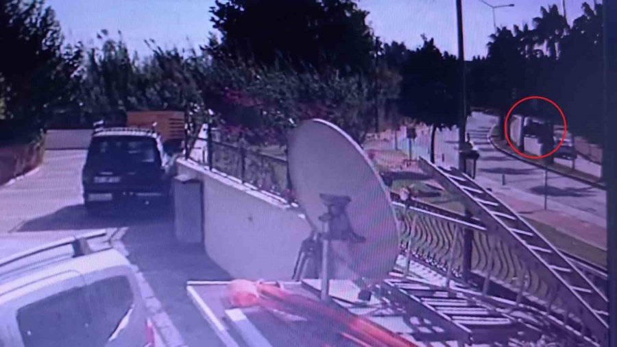 Virajı Alamayan Hafif Ticari Araç Palmiyeye Çarpıp Takla Attı: 3 Yaralı