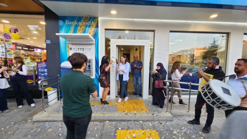 Banka Çalışanı Davul Zurna Eşliğinde Oynayarak Atılan Konfetiler Arasında Emekli Oldu