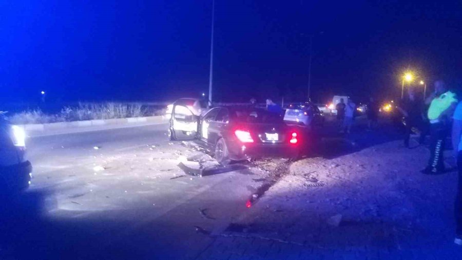 Pamuk Yüklü Traktör İle Otomobil Çarpıştı: 2 Yaralı