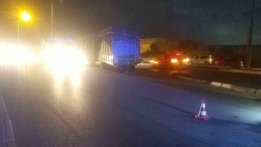 Pamuk Yüklü Traktör İle Otomobil Çarpıştı: 2 Yaralı