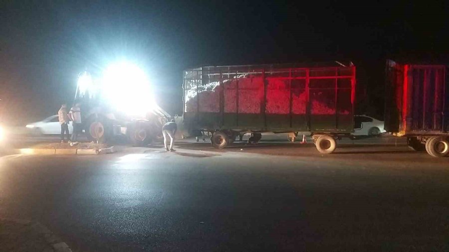 Pamuk Yüklü Traktör İle Otomobil Çarpıştı: 2 Yaralı