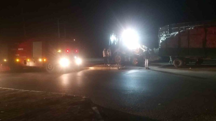 Pamuk Yüklü Traktör İle Otomobil Çarpıştı: 2 Yaralı