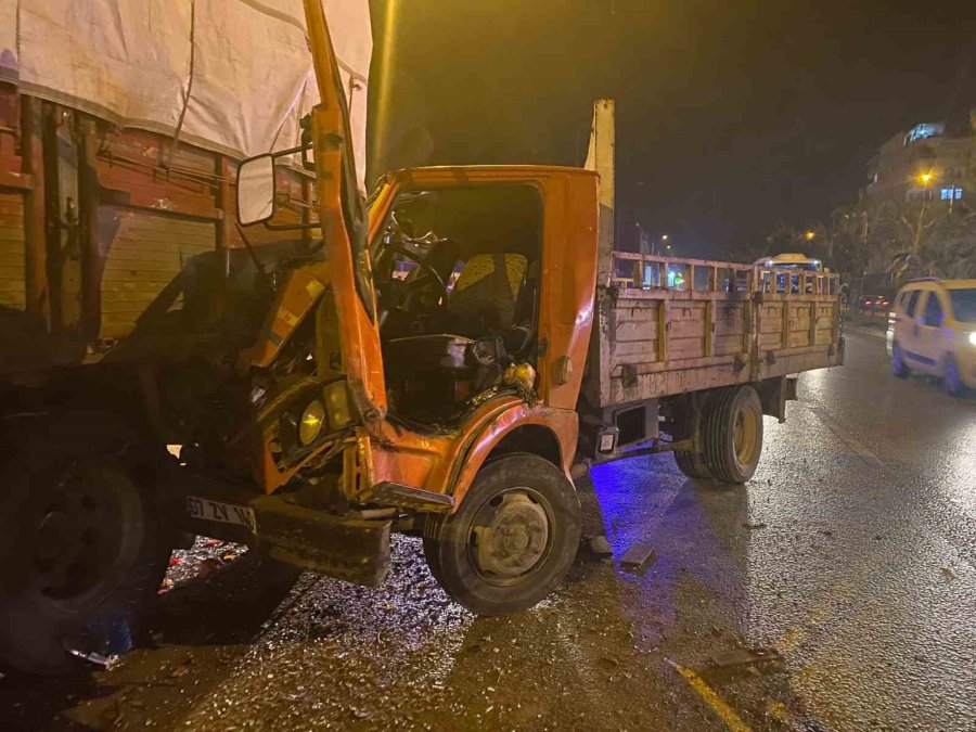 Kamyonet, Park Halindeki Kamyona Çarptı: 1 Yaralı