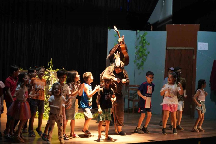 Otobüsle Taşınan Yüzlerce Çocuk İlk Kez Tiyatro Ve Eğlenceye Ortak Oldu