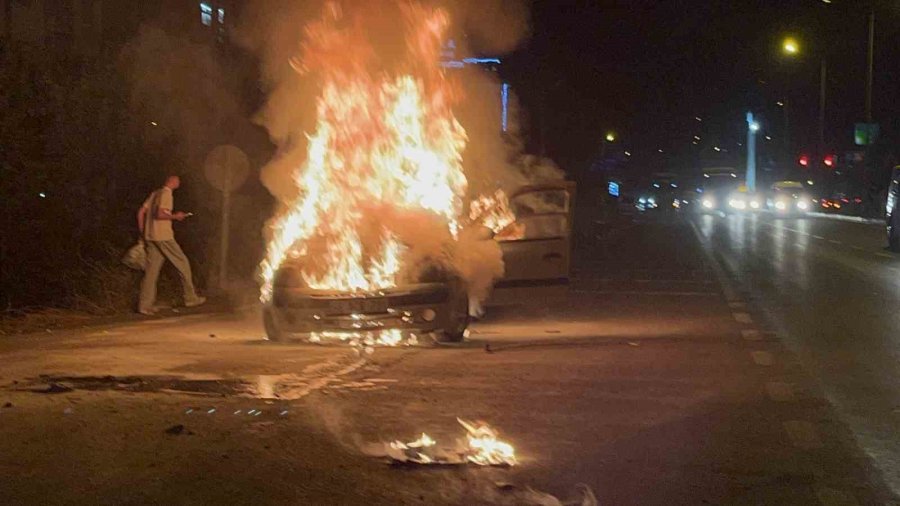 Seyir Halindeki Otomobil Alev Topuna Döndü, Sürücü Son Anda Kurtuldu