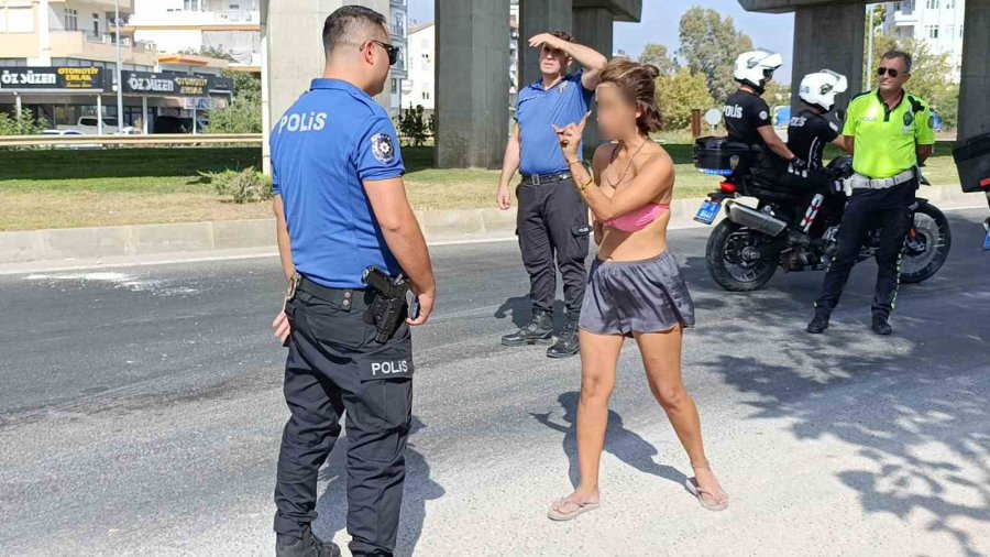 Polis Ekiplerinin Trafikteki Bikinili Genç Kadınla İmtihanı