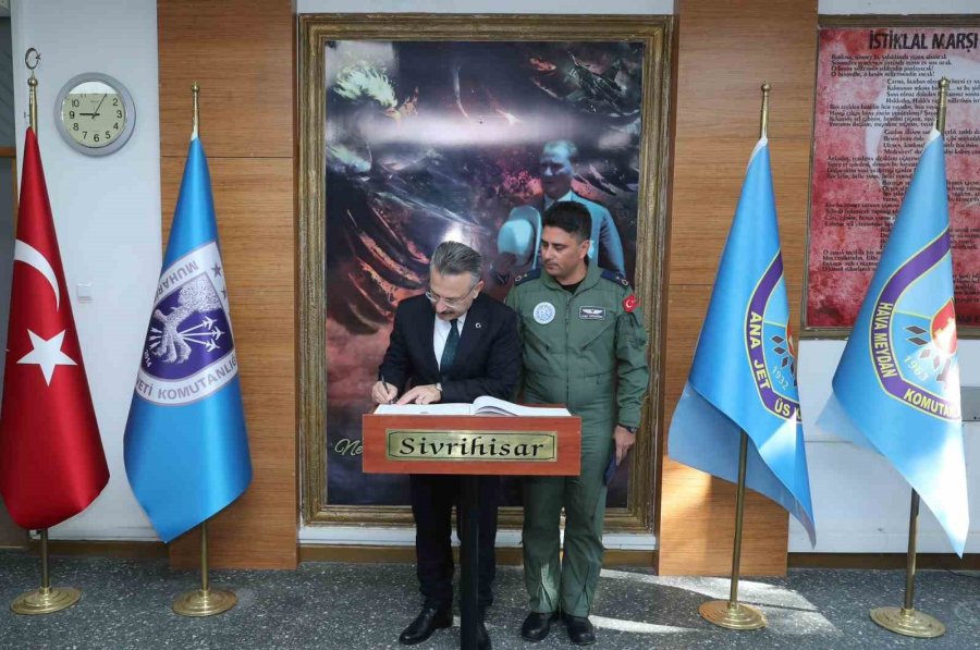 Vali Hüseyin Aksoy, Sivrihisar Hava Meydan Komutanlığı’nı Ziyaret Etti