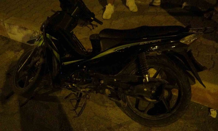 Motosikletle Çarpışan Otomobil Karşı Şeride Geçip Araca Çarptı: 4 Yaralı