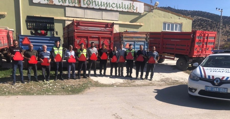 Jandarma Ekipleri Traktör Ve Tarım Aracı Kullanan Sürücülere Reflektör Dağıttı