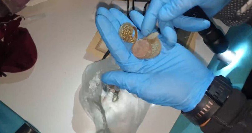 Hırsızlık Şüphelilerinin Evinden Çok Sayıda Tabanca Ve Tarihi Eser Çıktı