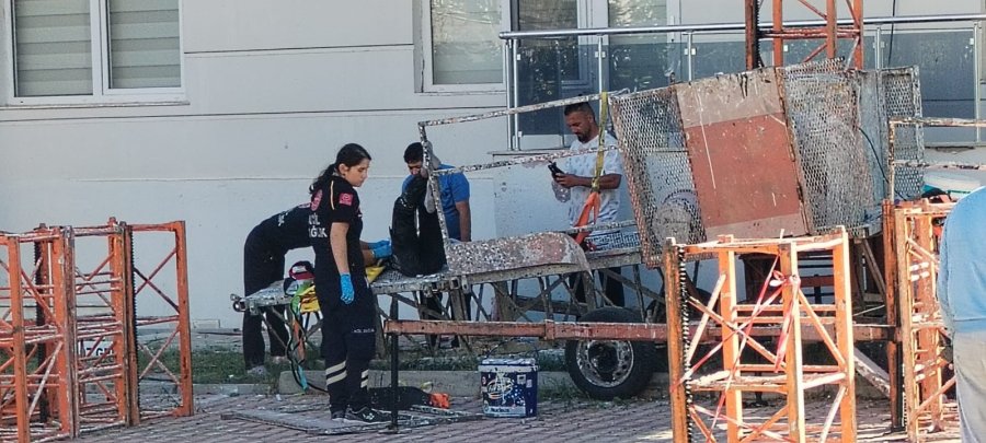 Antalya’da İnşaat İskelesi Çöktü: 2 İşçi Yaralandı