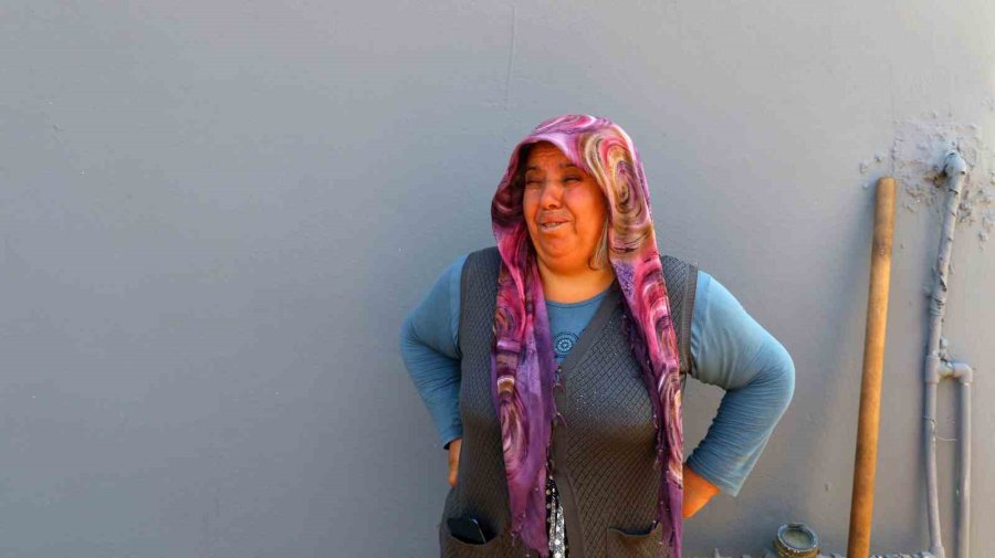 Evinin Etrafını Saran Alevlere Gözyaşları İçinde Hortumla Müdahale Etti