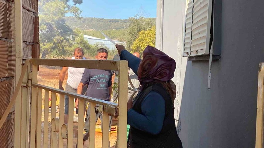 Evinin Etrafını Saran Alevlere Gözyaşları İçinde Hortumla Müdahale Etti