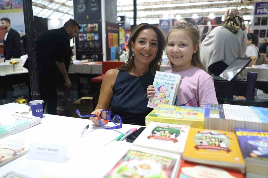 Antalya Kitap Fuarı Ziyaretçi Akınına Uğruyor