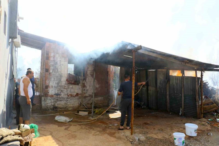 Evinin Etrafını Saran Alevlere Gözyaşları İçinde Hortumla Müdahale Etti